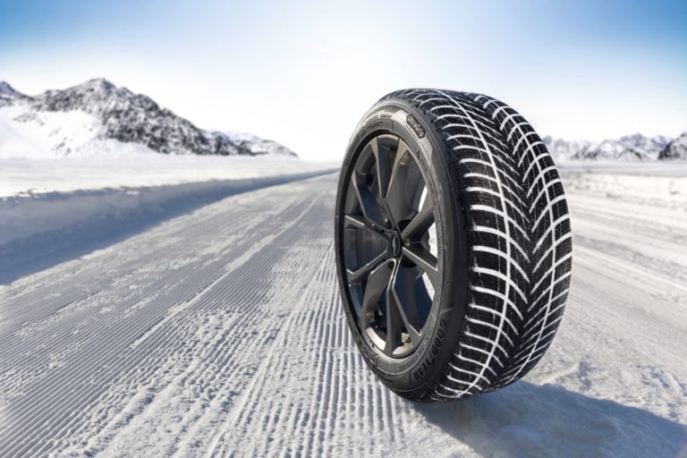 Autobild testte de remweg van 54 winterbanden, waarbij Bridgestone, Michelin, Goodyear en Kleber als beste uit de bus kwamen.